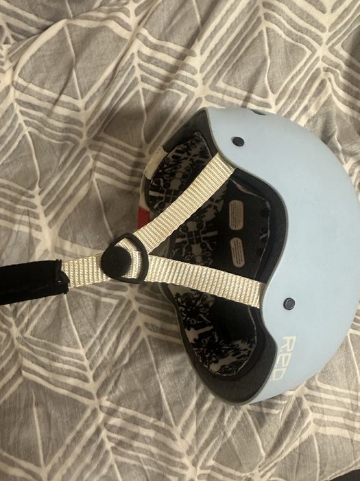 Каска за ски лека и удобна