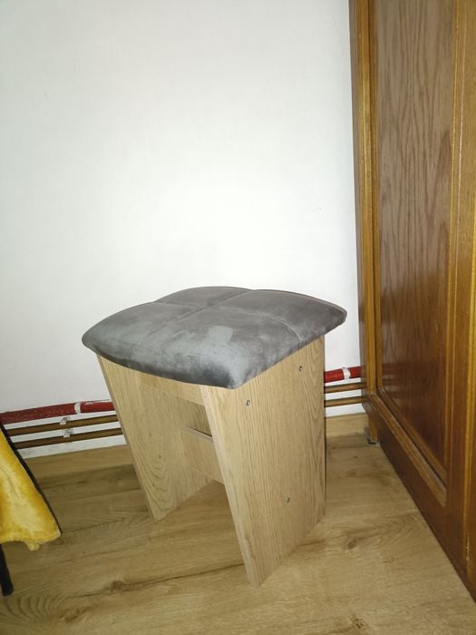 Dou  taburete mici