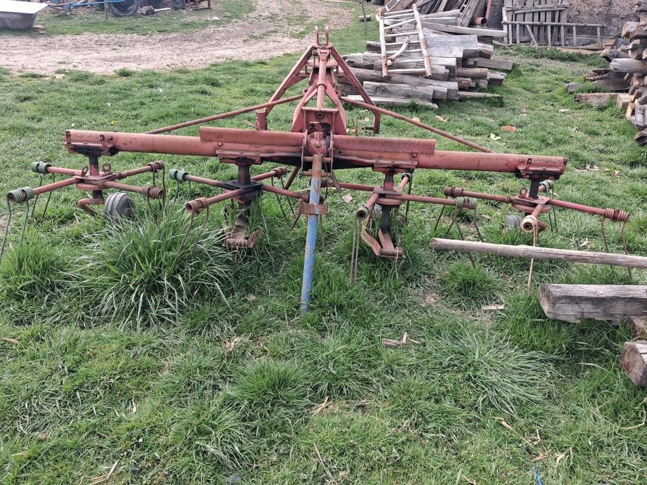 Vând greblă de împrăștiat fân