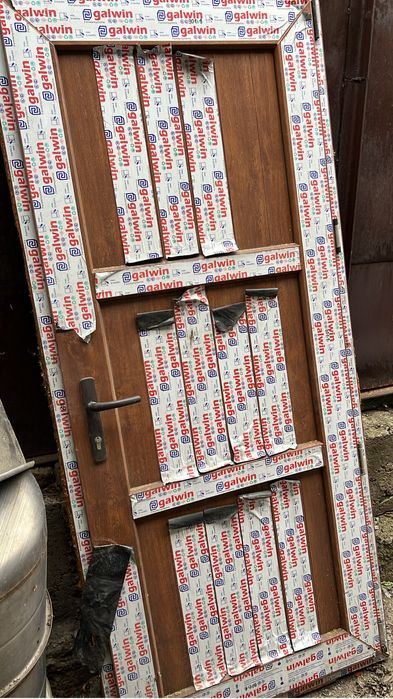 Продам дверь пластиковую