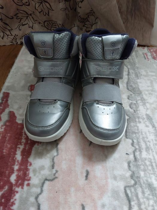 Sneakers mid Geox mărimea 37 - 23 cm la interior, măsurat talpicul / insertia. Corespunde la 36, de fapt, cu 23 cm in interior