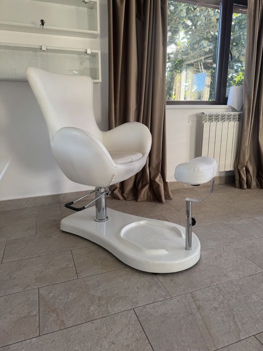 Fotoliu pedichiura si rafturi de sticla