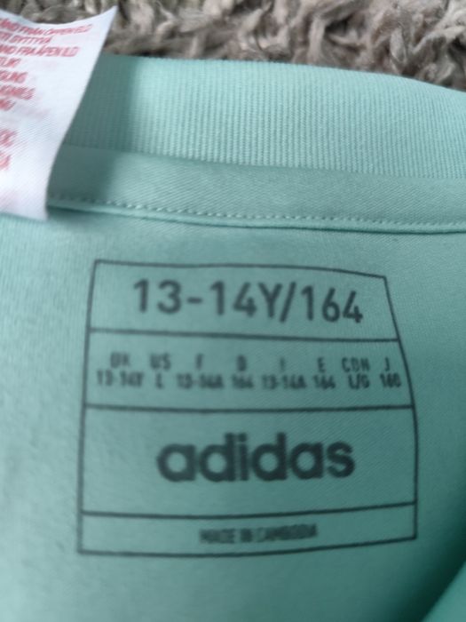 Продавам много добре запазена тениска на Адидас