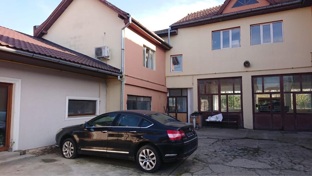Casa de vanzare cu hala pretabil afacere