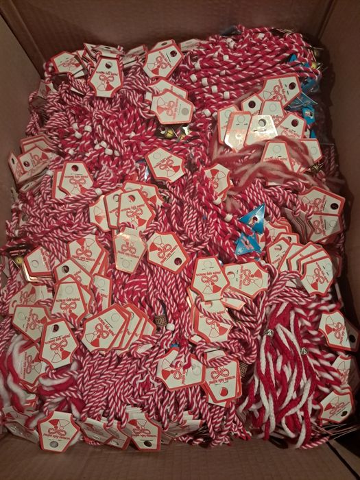 Мартеници хиляди