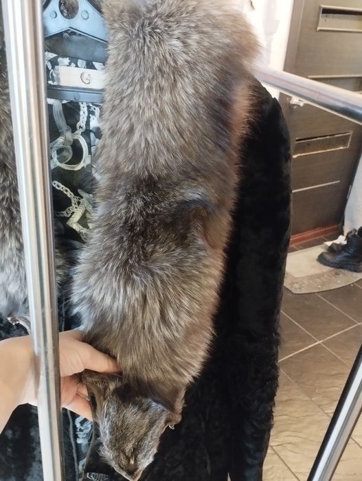 Продается шуба с меховым воротником.