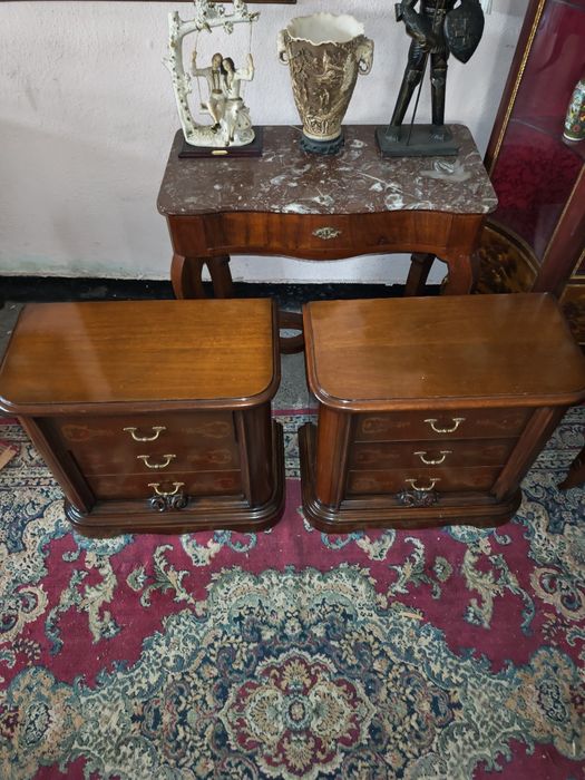 Масивни нощни шкафчета