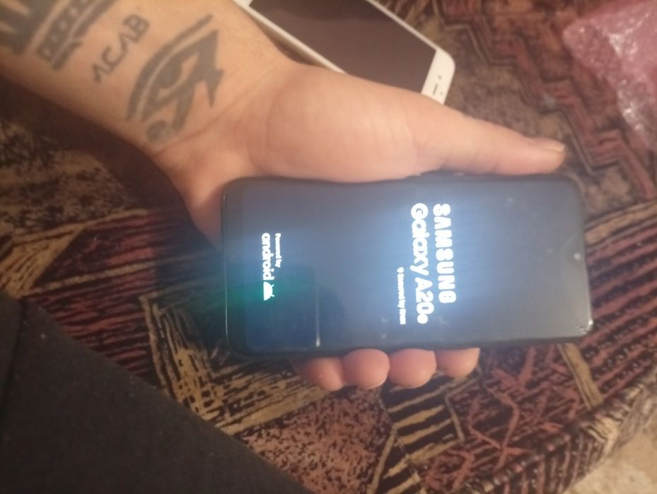 Vând telefone de piese sau pentru folosirea lor așa cum sunt