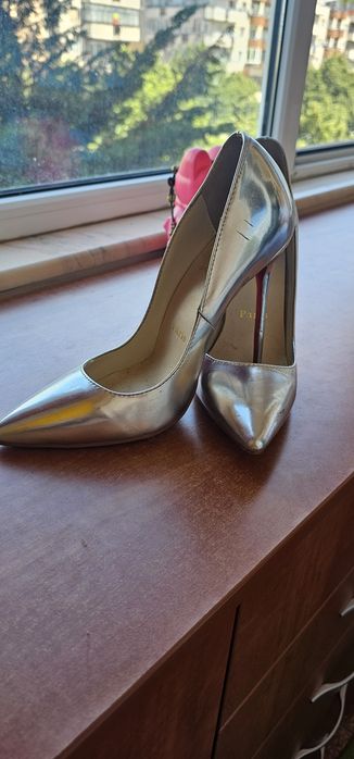 Pantofi Christian Loubutini  din piele