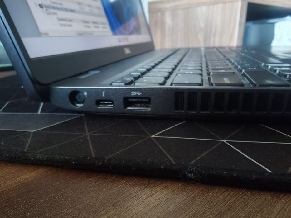 Лаптоп DELL Latitude 5501, Core i7, 32GB DDR4, 500GB NVMe, 4ч.
