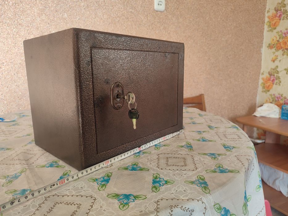 Сейф   небольшой