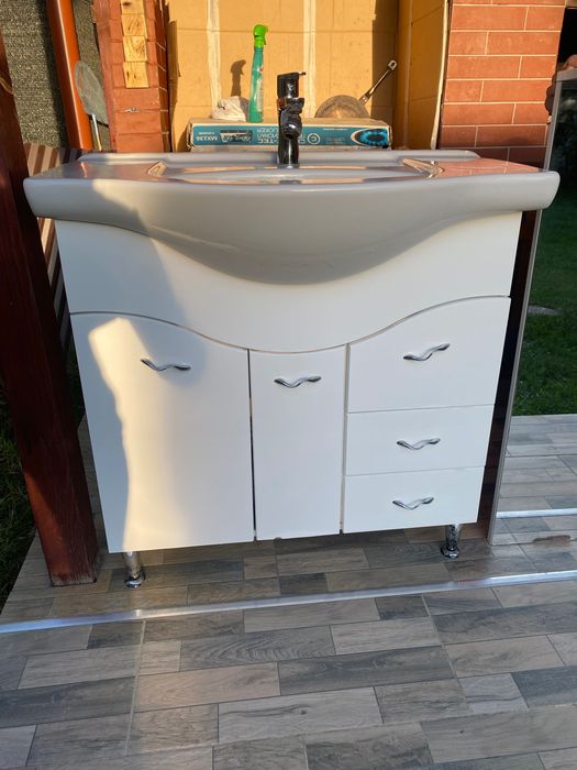 Vând mobilier baie . 90 x 90 corp chiuveta , oglinda 90 x 100 .