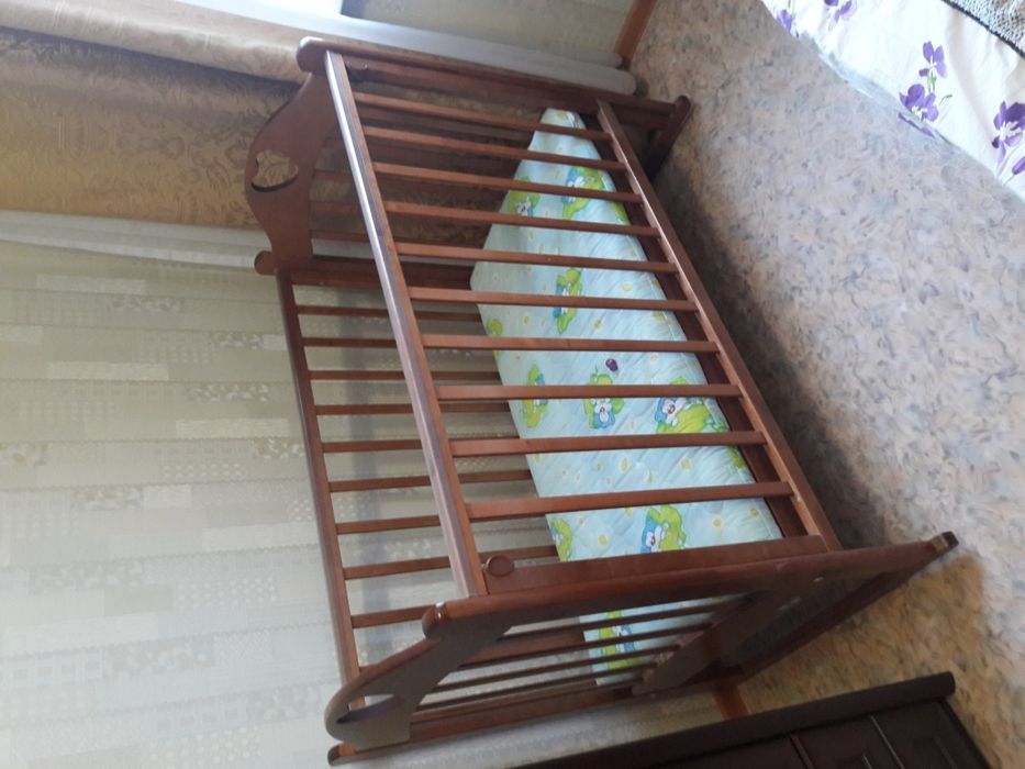 Продам детскую кроватку с матрасом