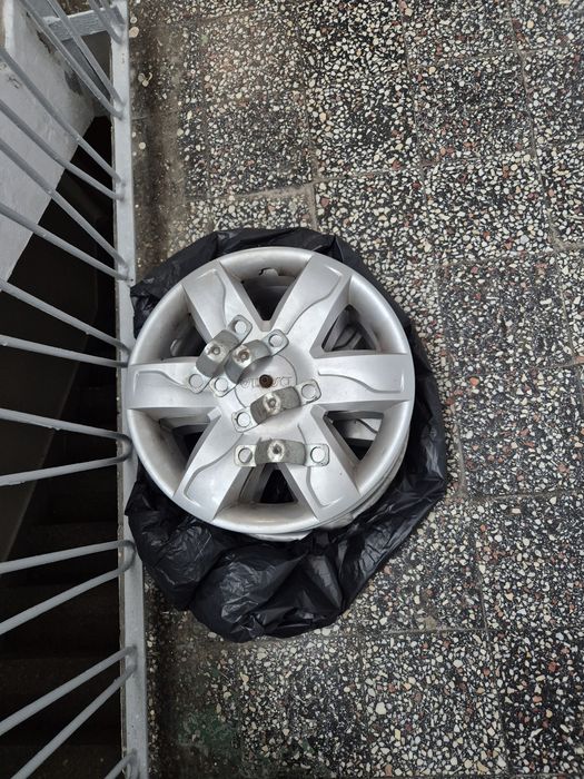 Vând set anvelope Continental 185/65 R15 (de iarnă), jante și capacele de ornament.