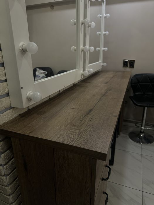 Стол для визажистов с зеркалом