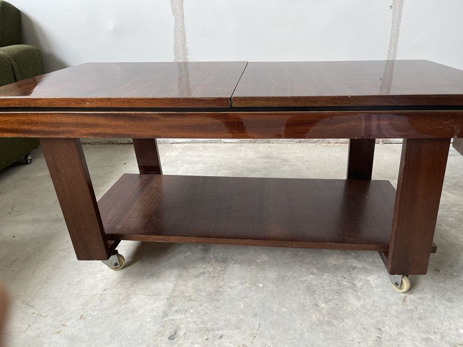 Масивна дървена маса