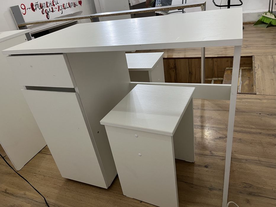 Маникюрный стол и стулья