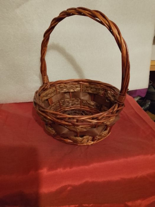 Различни плетени кошници и панери