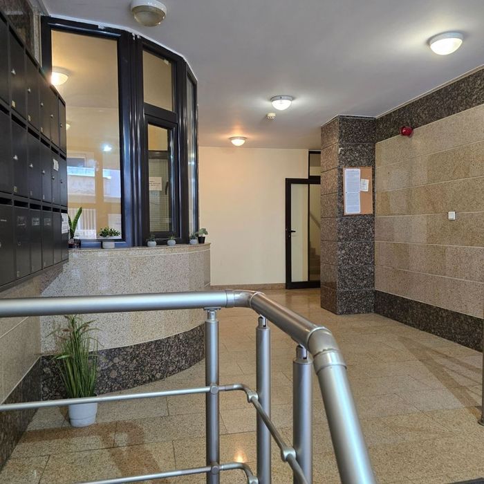 3-стаен офис до МС Джеймс Баучер с южно изложение и ниски разходи + г