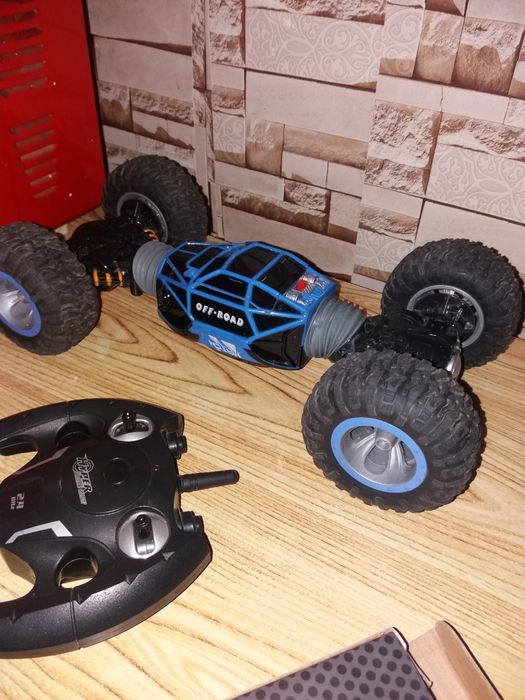 Машинка на пульте управлении