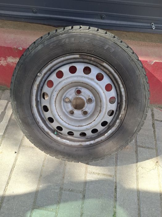 Vind 2 anvelope cu gantei  205/60R16Cin stare foarte buna.