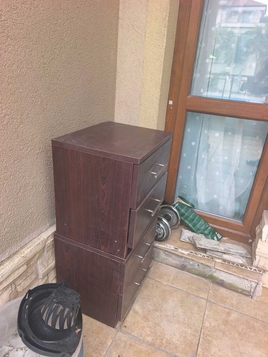 Продавам двукрилен гардероб с две нощни шкафчета! Местност Ален Мак, над хотел Детелина!
