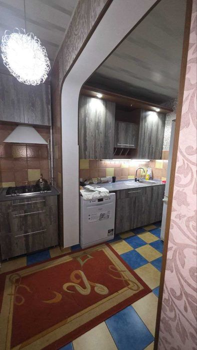 Сдаётся 3-комнатная квартира возле ГУВД, в центре города.