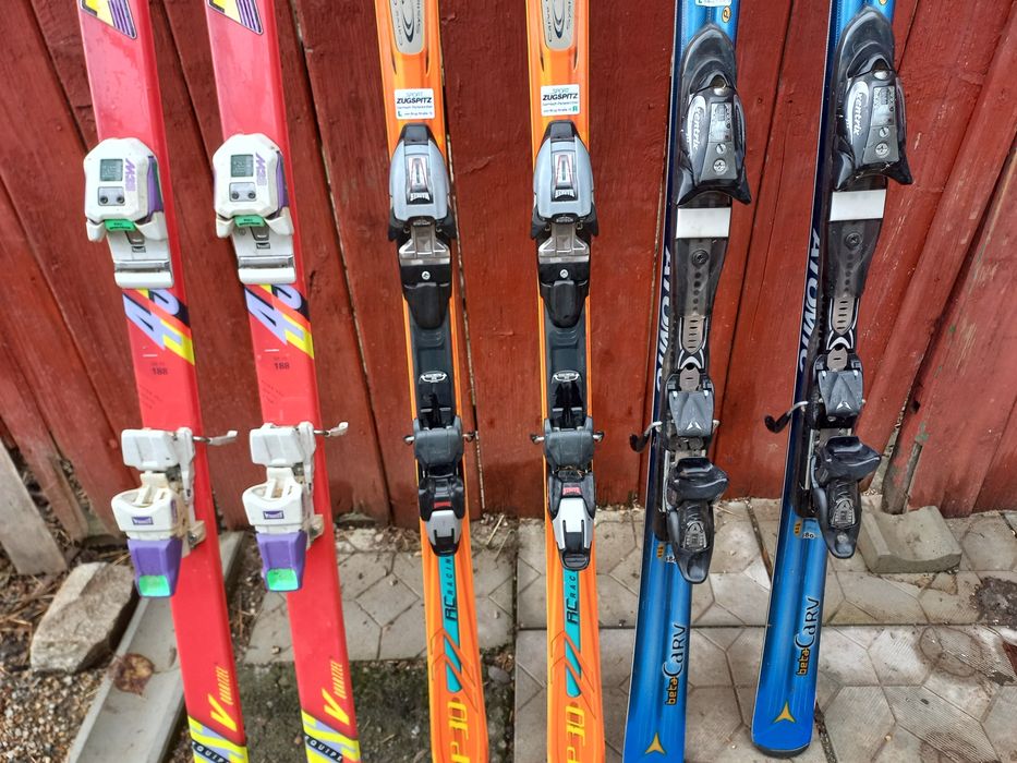 Vand 3 perechi de schiuri