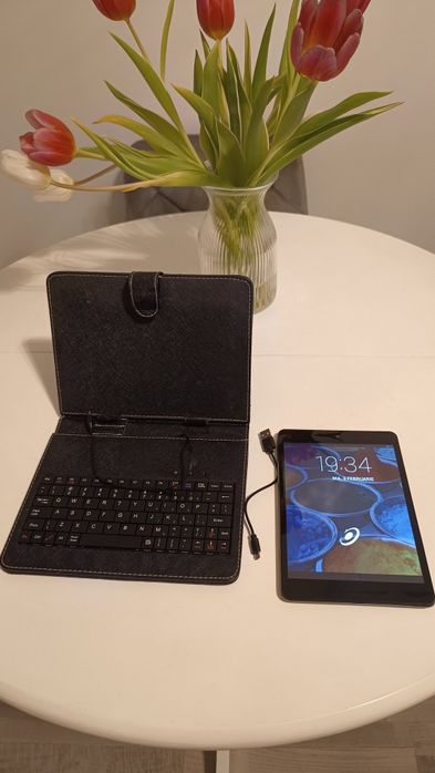 Pachet Tabletă 8 inch E-Boda Revo R80BT + Husă cu tastatură inclusă