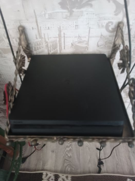 Продам Playstation 4 Slim