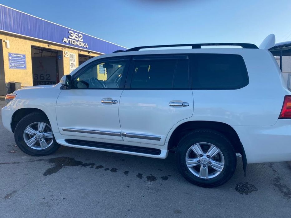 Продаётся ленд крузер 200