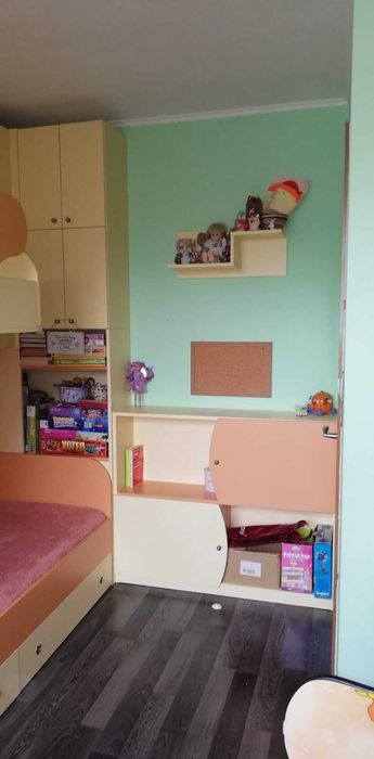 детска стая с легла и бюро