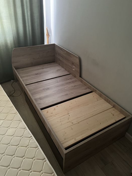 Кровать с матрасом