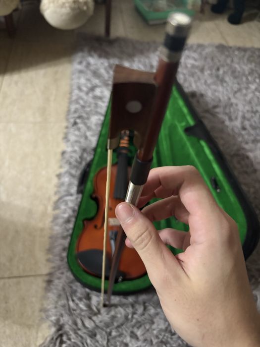 Vând vioară nouă și cu suport bărbie 4/4