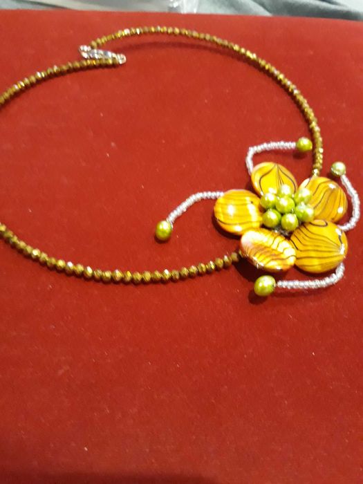 Колието е с кристалчета, естествени перли и седеф