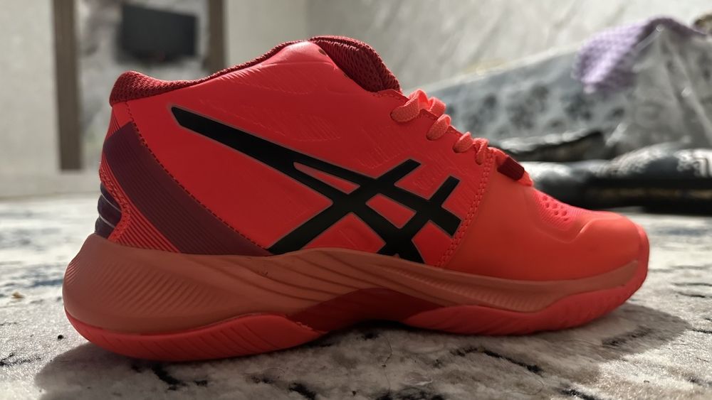 ASICS krasofka volleybol 

Yangi, juda chiroyli va s