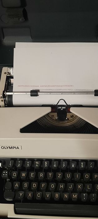 Mașină de scris Olympia Monica impecabilă