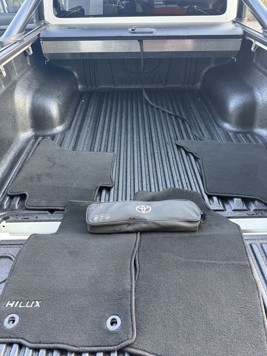 Vand Toyota Hilux 2.8D  4x4 Invincible