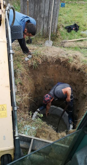 Execut lucrări cu mini-excavator și basculantă