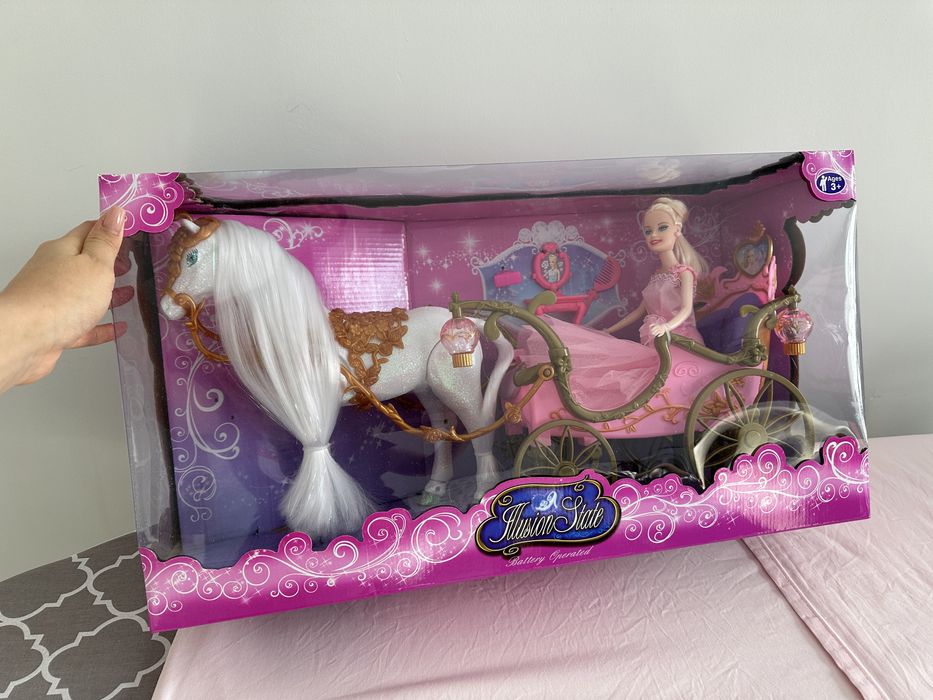 Кукла с лошадью и каретой