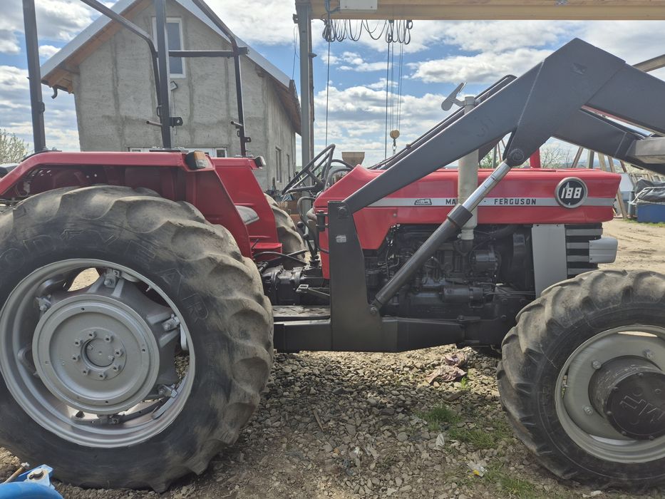 Tractor cu încărcător 88 cai