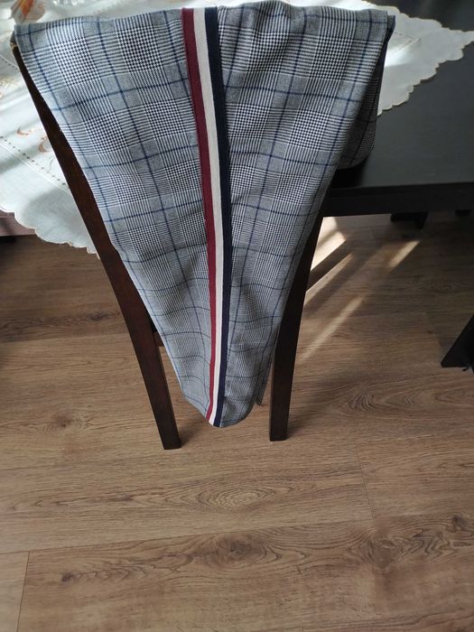 Vând pantaloni de dama, în carouri, mar 42-44