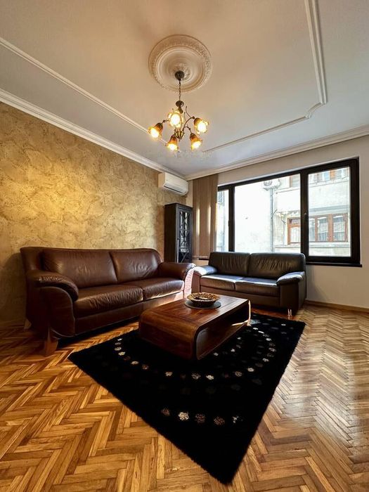 Дава се под наем Тристаен апартамент в Бургас, Център - 99 кв.м за 1020 € - Снимка #1