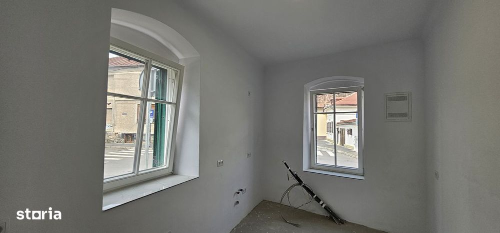Vand spatiu cu intrare din strada,pretabil cabinete medicale,Pta Cibin