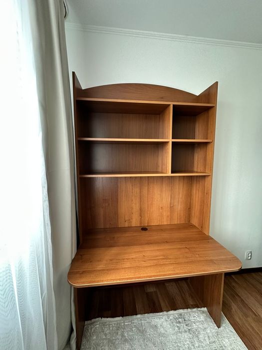 Продам писменный стол с полками