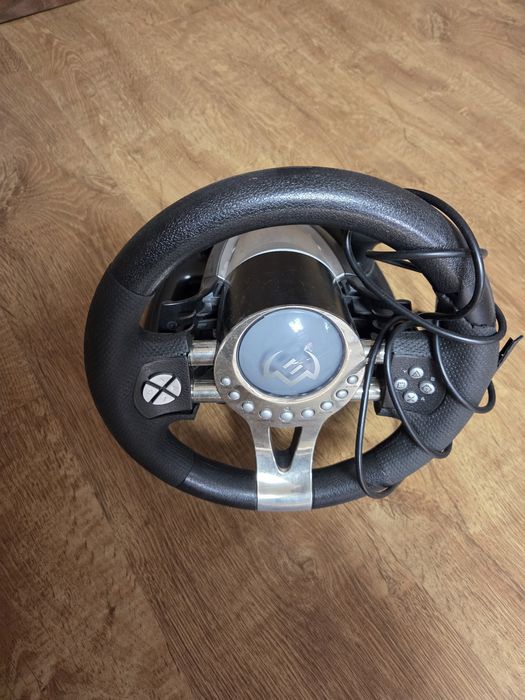 Игровой руль с педалями
