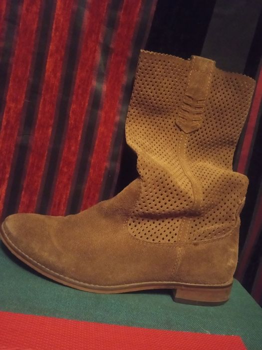 Сапоги жен. Португалия. перфорированная нат.замша. 38р
