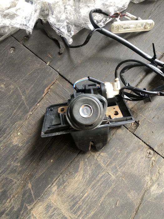 Замок багажника на 202 мерседес сешка