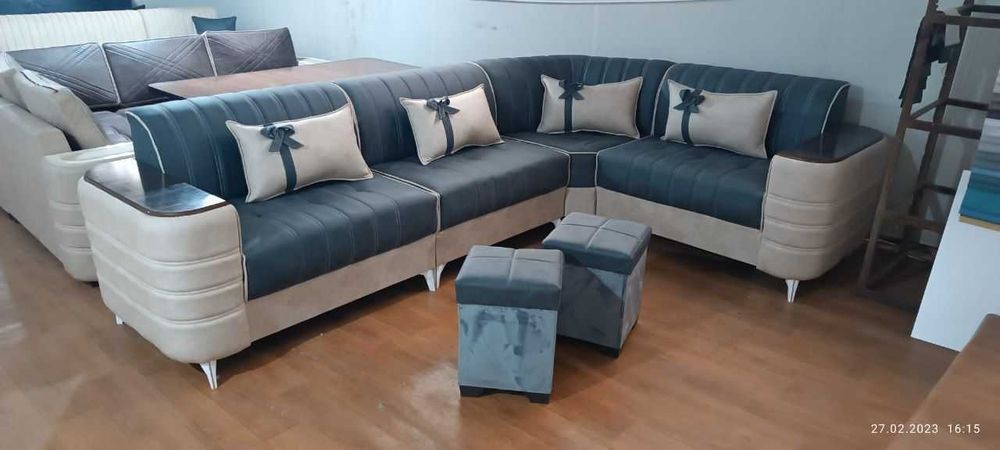 Мягкий уголок гостиной с сеха оптоп