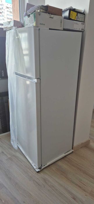 Хладилник с горна камера ARIELLI ARD-273FNE - 5 години гаранция